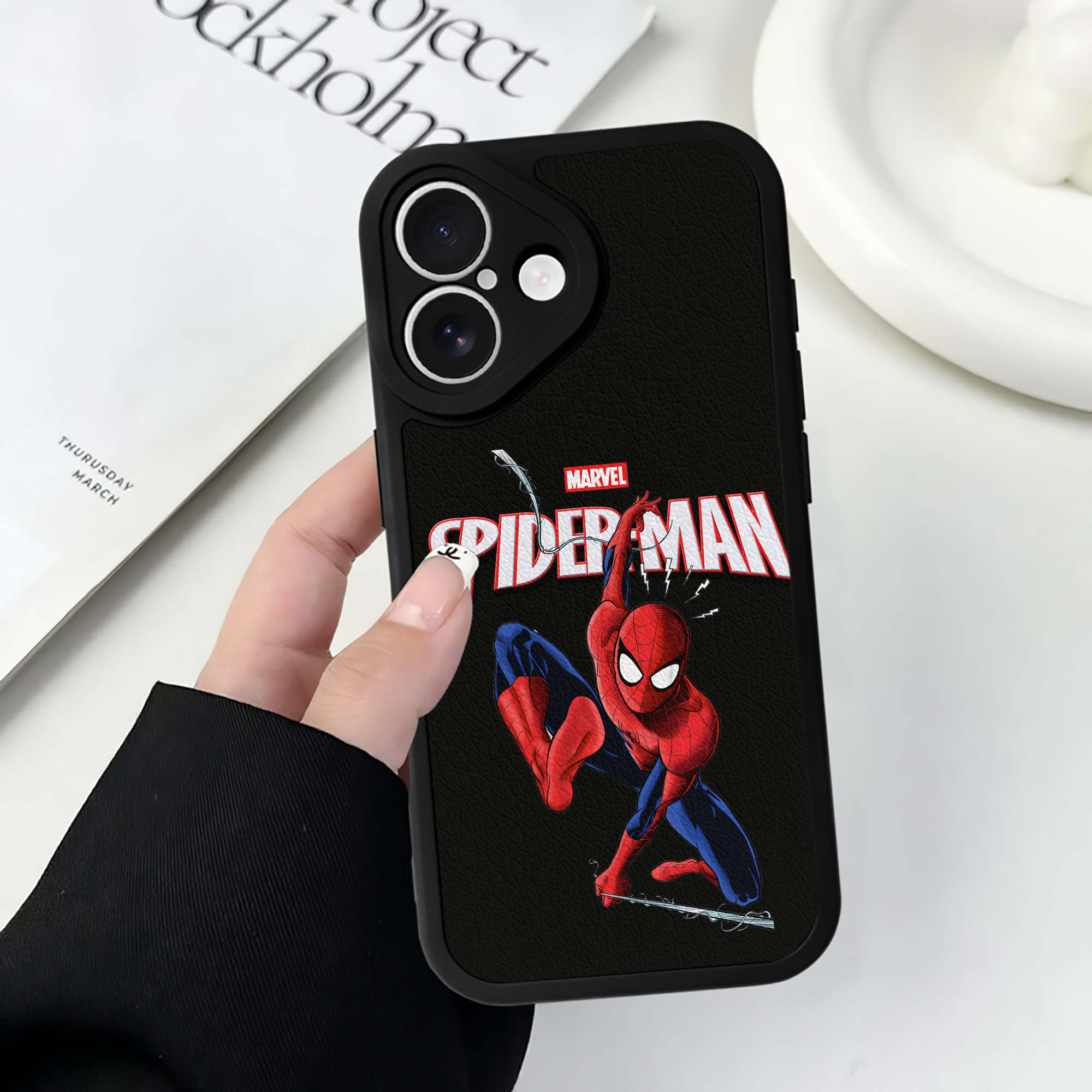 Spider Man スパイダーマン 【iPhone 16シリーズ対応】シリコンスマホケース（レザー調） 材質：シリコン